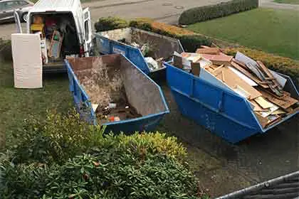 RÜMPLIO bei einer Entrümpelung eines Einfamilienhauses. Im Bild sind 3 Container zu sehen und ein Transporter.